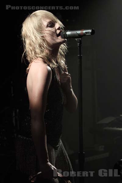 METRIC - 2009-05-04 - PARIS - La Maroquinerie - Emily Haines